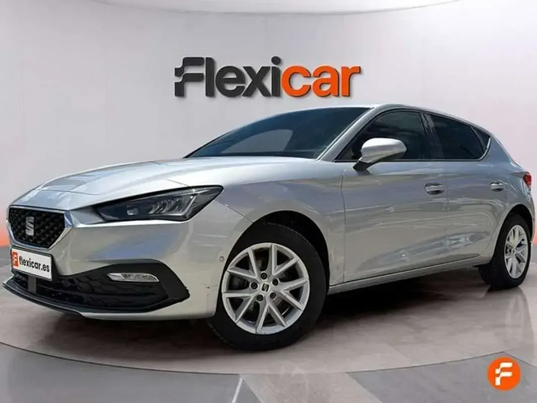 Usado Seat Leon Style 131 CV (96 kW) 2023 Gris Utilitario