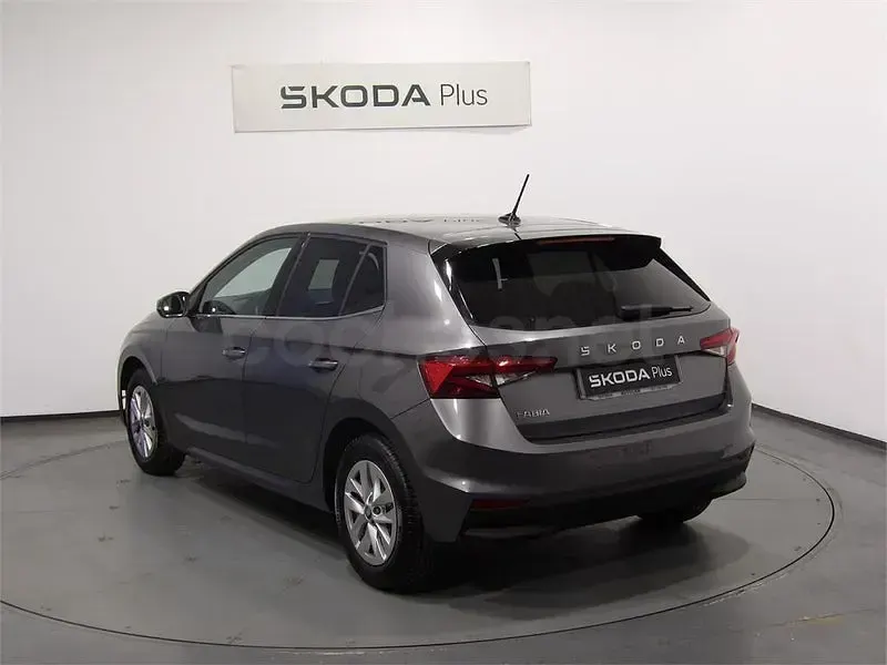 Usado Skoda Fabia Selection 95 CV (69 kW) 2025 Gris Utilitario