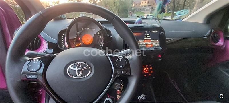 Usado Toyota Aygo X-cite 69 CV (50 kW) 2018 Violeta / lila Utilitario