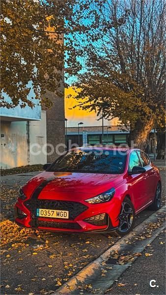 Usado Hyundai i30 N Line 120 CV (88 kW) 2023 Rojo Berlina