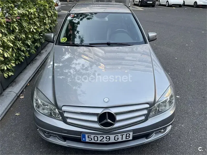 Usado Mercedes C200 Avantgarde 136 CV (100 kW) 2010 Gris / plata Berlina