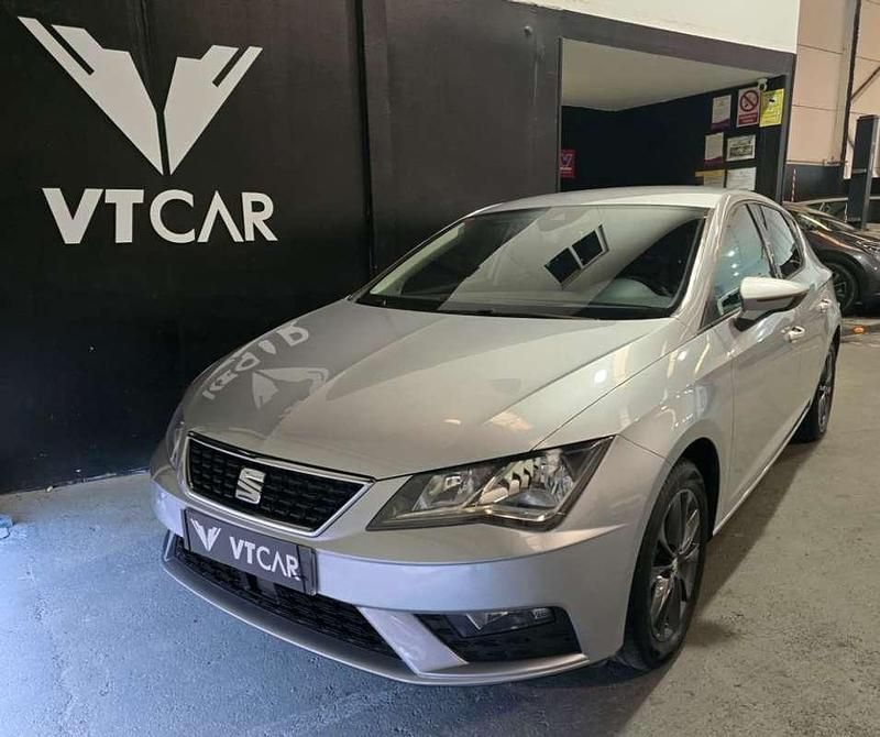 Usado Seat Leon Style 131 CV (96 kW) 2019 Plateado Utilitario