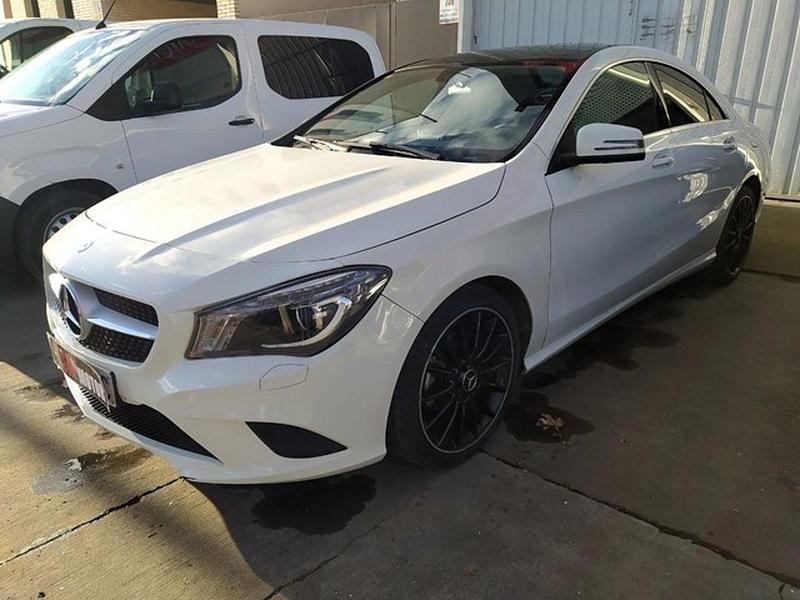Usado Mercedes CLA220 Urban 170 CV (125 kW) 2014 Blanco Berlina