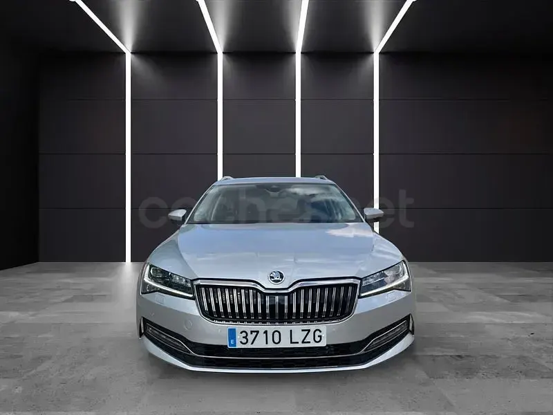 Usado Skoda Superb Style 150 CV (110 kW) 2022 Gris / plata Familiar