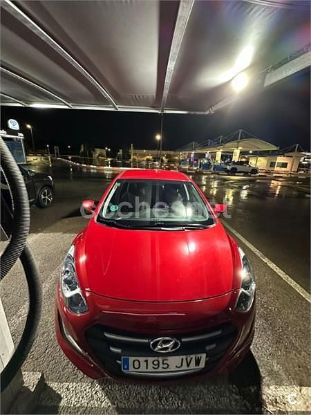 Usado Hyundai i30 100 CV (73 kW) 2016 Rojo Berlina