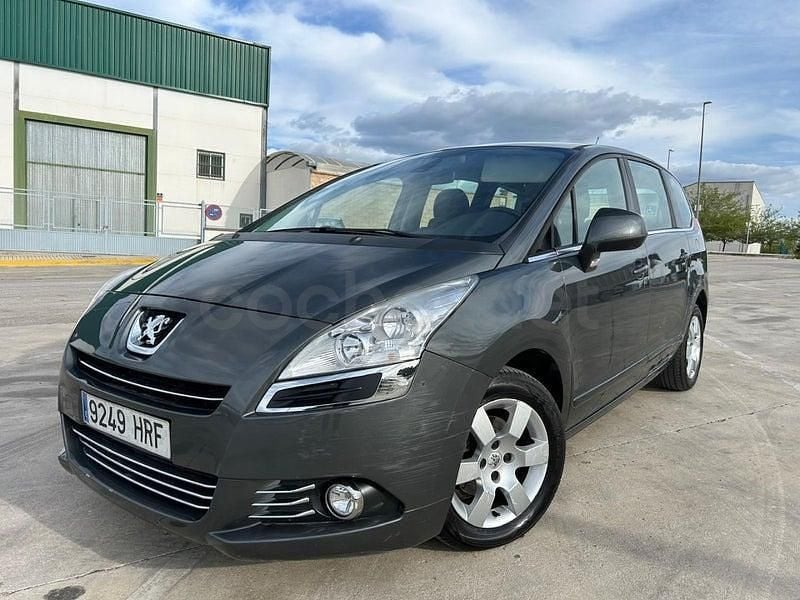 Usado Peugeot 5008 Active 120 CV (88 kW) 2013 Gris / plata Monovolumen