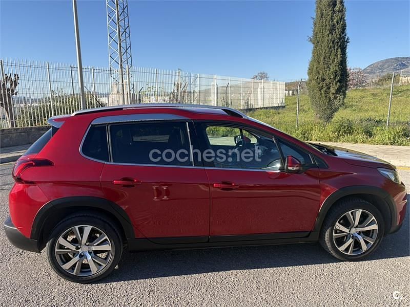 Usado Peugeot 2008 Allure 110 CV (80 kW) 2017 Rojo SUV