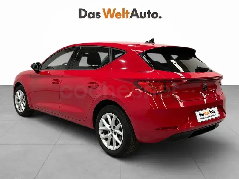 Usado Seat Leon Style 130 CV (95 kW) 2023 Rojo Berlina