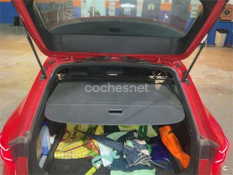 Usado Seat Leon FR 130 CV (95 kW) 2023 Rojo Familiar