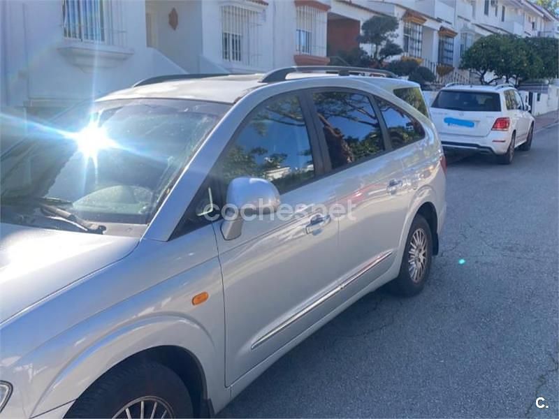 Usado Ssangyong (KGM) Rodius 165 CV (121 kW) 2012 Gris / plata Monovolumen