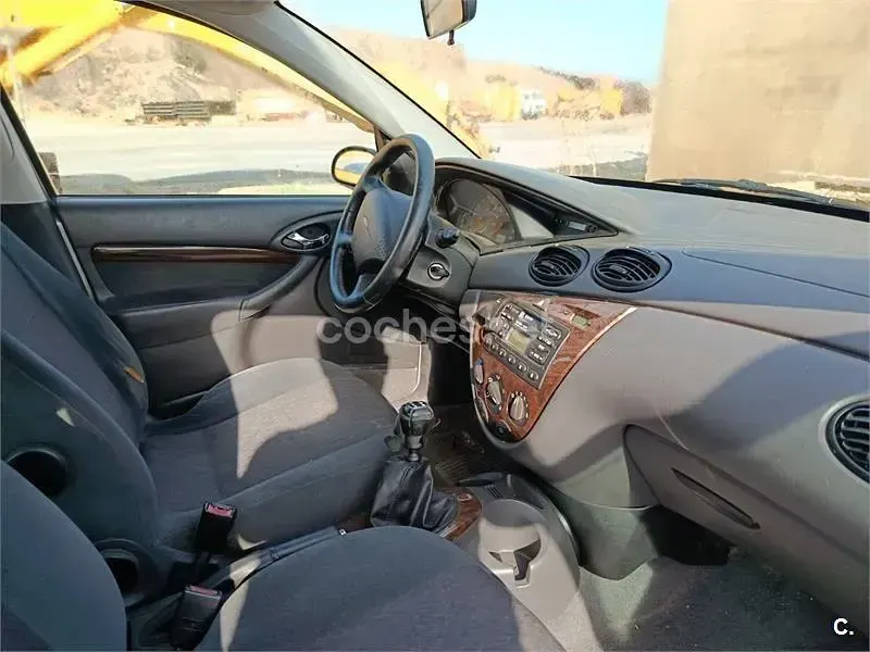 Usado Ford Focus Ghia 130 CV (95 kW) 1999 Gris / plata Berlina