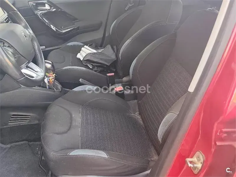 Usado Peugeot 208 Allure 92 CV (67 kW) 2015 Rojo Utilitario
