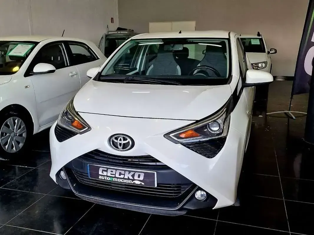 Usado Toyota Aygo X-play 72 CV (52 kW) 2019 Blanco Utilitario