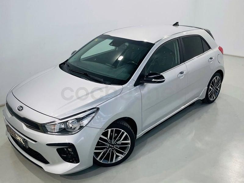 Usado Kia Rio GT-Line 120 CV (88 kW) 2020 Gris / plata Berlina