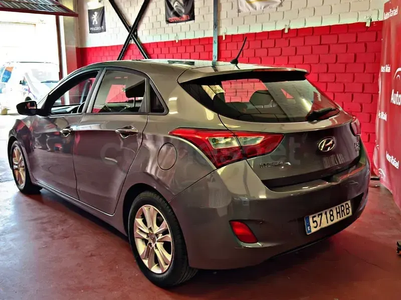 Usado Hyundai i30 110 CV (80 kW) 2013 Gris / plata Berlina