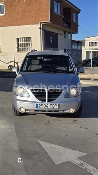 Usado Ssangyong (KGM) Rodius 165 CV (121 kW) 2007 Gris / plata Monovolumen