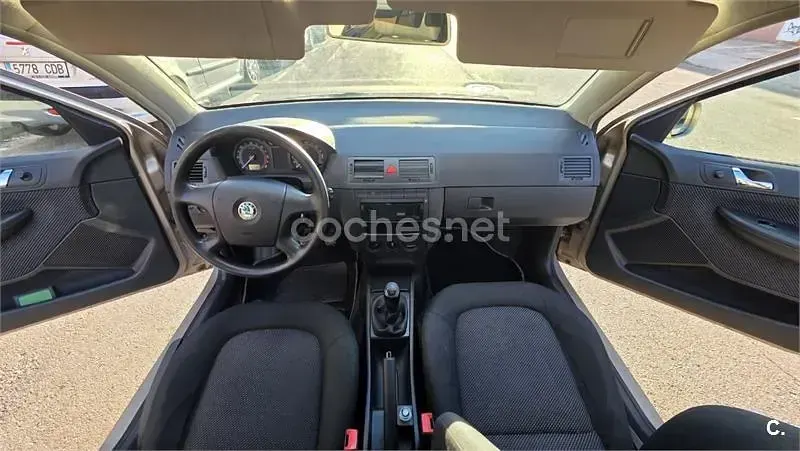 Usado Skoda Fabia Comfort 75 CV (55 kW) 2004 Beige Berlina