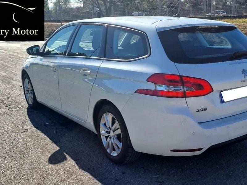 Usado Peugeot 308 SW Active 100 CV (73 kW) 2018 Blanco Familiar
