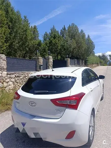 Usado Hyundai i30 GO! 110 CV (80 kW) 2013 Blanco Berlina