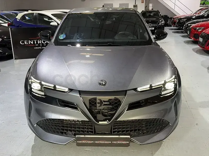 Usado Alfa Romeo GT Junior Edizione Speciale 136 CV (100 kW) 2025 Gris / plata SUV