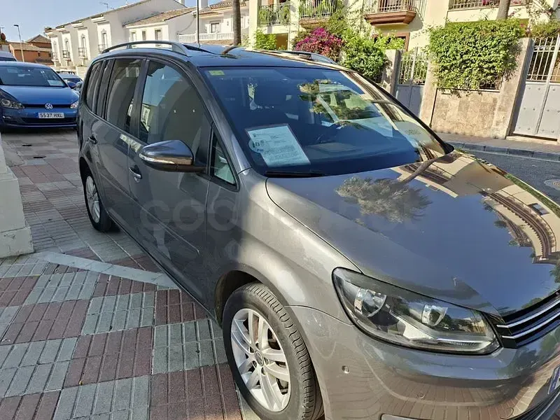 Usado VW Touran Advance 105 CV (77 kW) 2014 Gris / plata Monovolumen