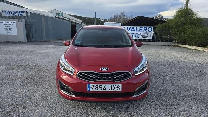 Używany Kia Ceed 100 KM (73 kW) 2017 Czerwony Hatchback