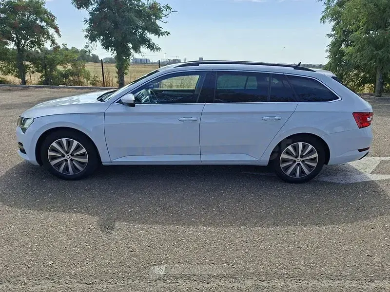 Usado Skoda Superb Ambition 200 CV (147 kW) 2022 Blanco Familiar