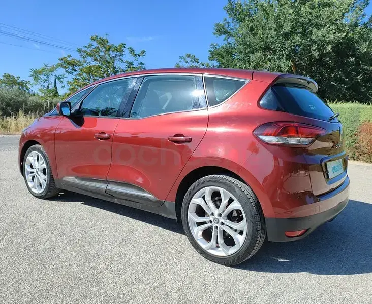 Usado Renault Scénic Intens 130 CV (95 kW) 2017 Granate Monovolumen