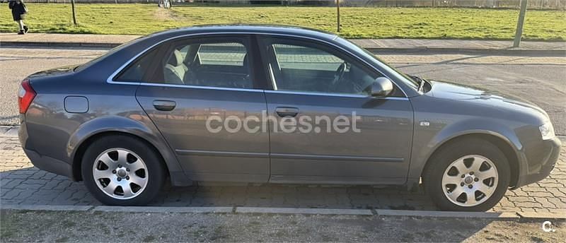 Usado Audi A4 130 CV (95 kW) 2002 Gris / plata Berlina