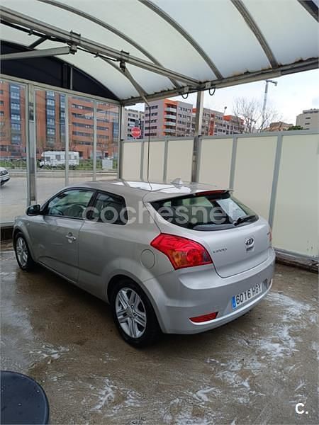 Usado Kia ProCeed 90 CV (66 kW) 2012 Gris / plata Utilitario