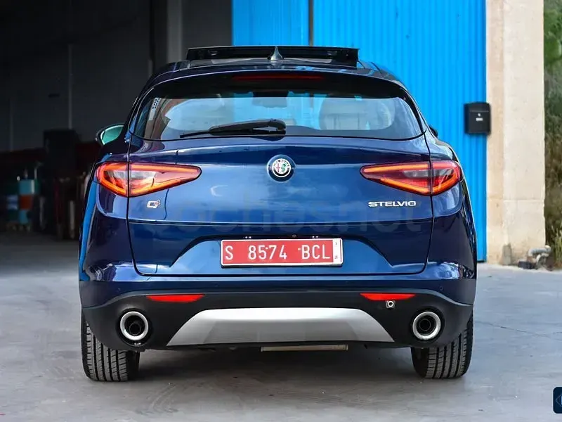 Usado Alfa Romeo Stelvio Executive 180 CV (132 kW) 2018 Azul SUV