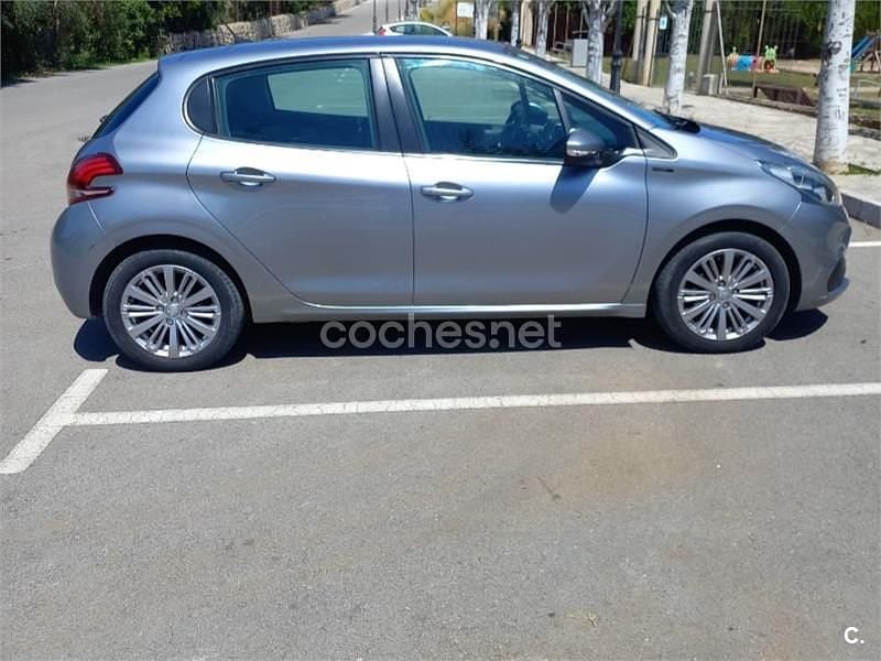 Usado Peugeot 208 Allure 100 CV (73 kW) 2019 Gris / plata Utilitario