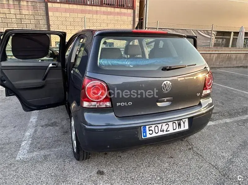 Usado VW Polo Advance 75 CV (55 kW) 2006 Gris / plata Utilitario