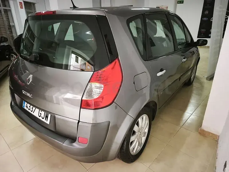 Usado Renault Scénic II Dynamique 111 CV (81 kW) 2008 Gris / plata Monovolumen