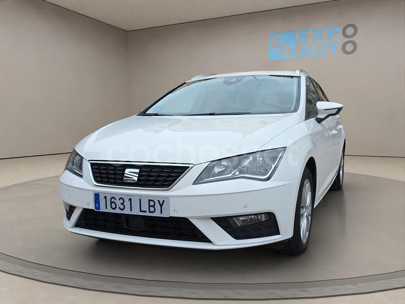 Usado Seat Leon Style 130 CV (95 kW) 2019 Blanco Familiar