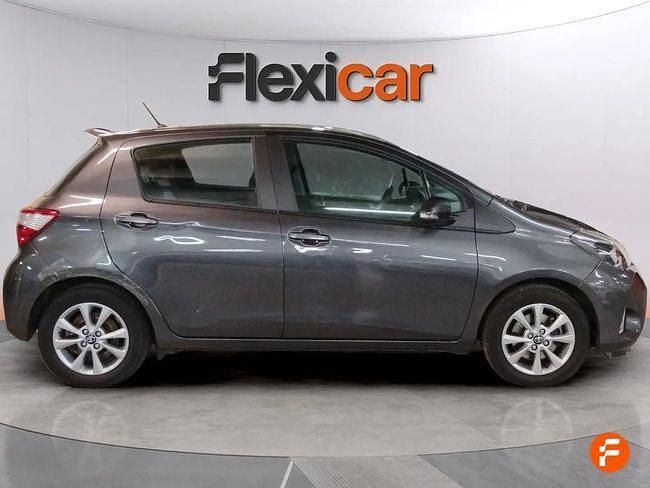 Usado Toyota Yaris Hybrid Active 100 CV (73 kW) 2019 Gris Berlina