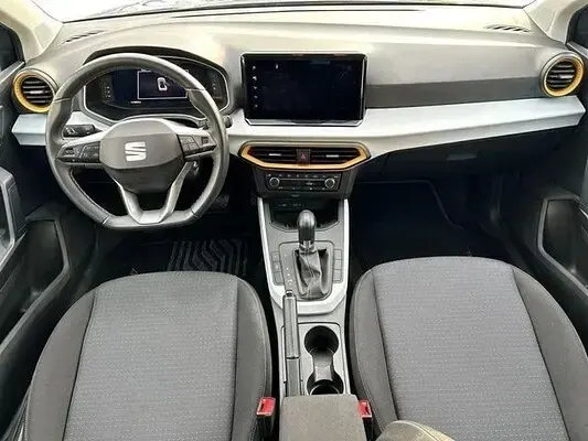 Usado Seat Arona Style 110 CV (80 kW) 2024 Gris / plata SUV