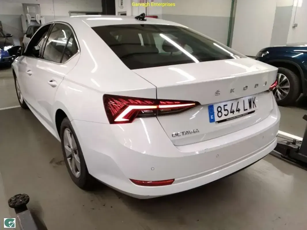 Usado Skoda Octavia Ambition 116 CV (85 kW) 2022 Blanco Utilitario