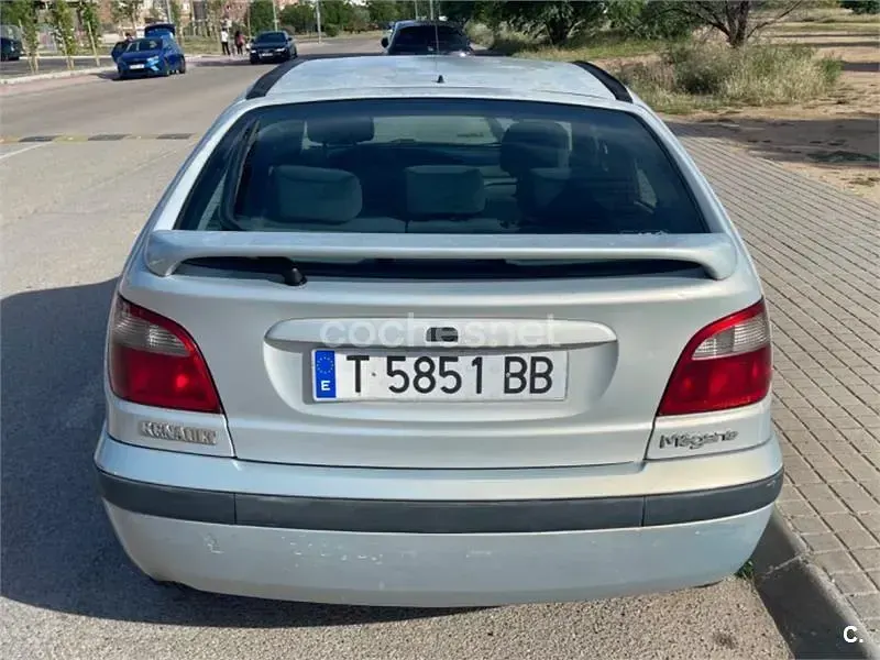 Usado Renault Mégane 100 CV (73 kW) 1999 Gris / plata Berlina