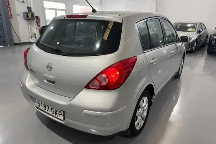 Usado Nissan Tiida Tekna 106 CV (77 kW) 2009 Plateado Utilitario