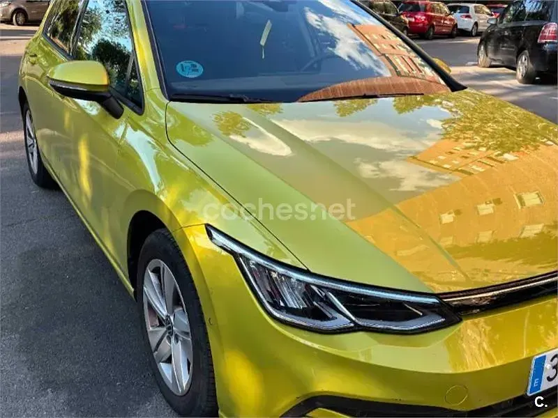 Usado VW Golf VIII Life 150 CV (110 kW) 2022 Amarillo Berlina