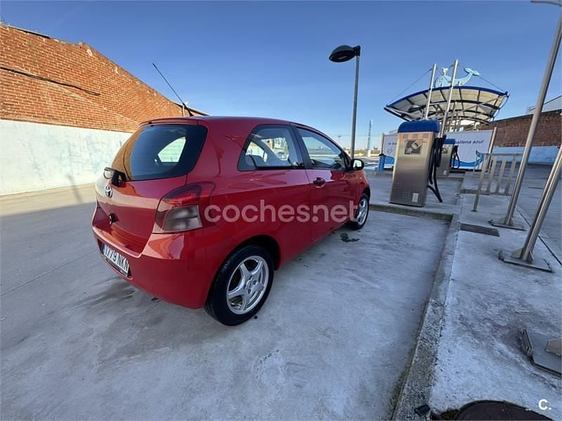 Usado Toyota Yaris Active 69 CV (50 kW) 2008 Rojo Utilitario