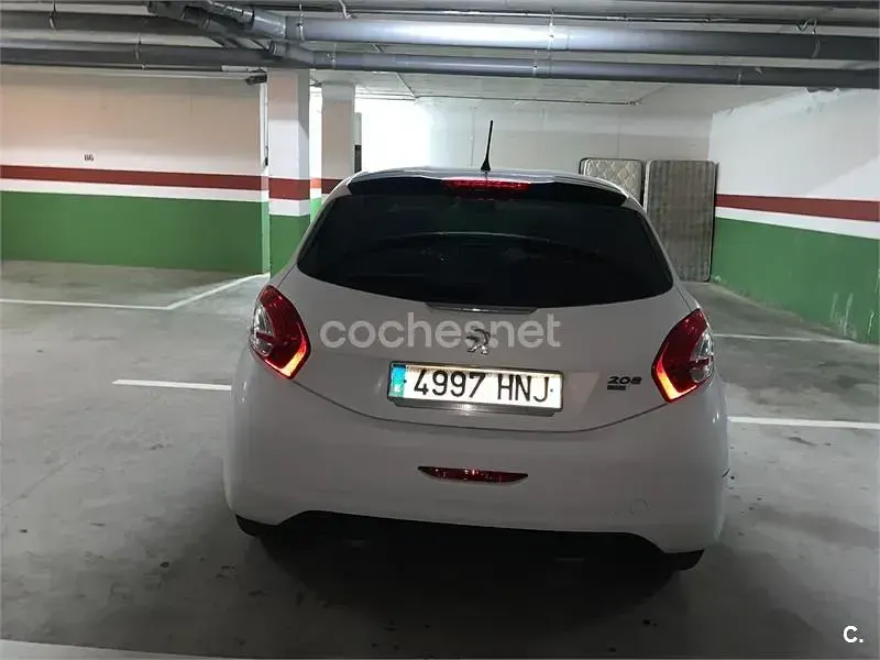 Usado Peugeot 208 Active 92 CV (67 kW) 2012 Blanco Utilitario