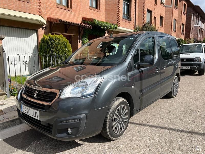 Usado Peugeot Partner Tepee Active 100 CV (73 kW) 2015 Gris / plata Monovolumen
