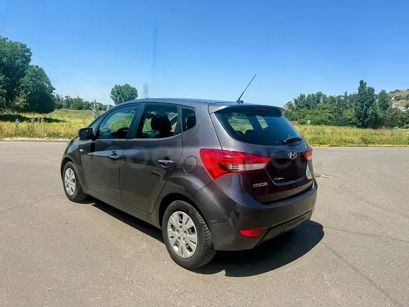 Usado Hyundai ix20 Comfort 90 CV (66 kW) 2011 Gris / plata Utilitario