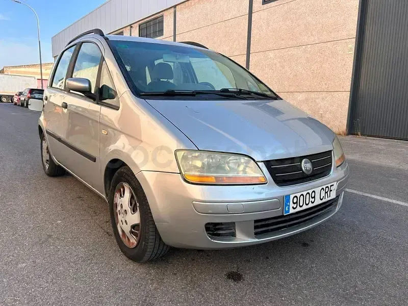 Usado Fiat Idea Active 95 CV (69 kW) 2005 Gris / plata Monovolumen