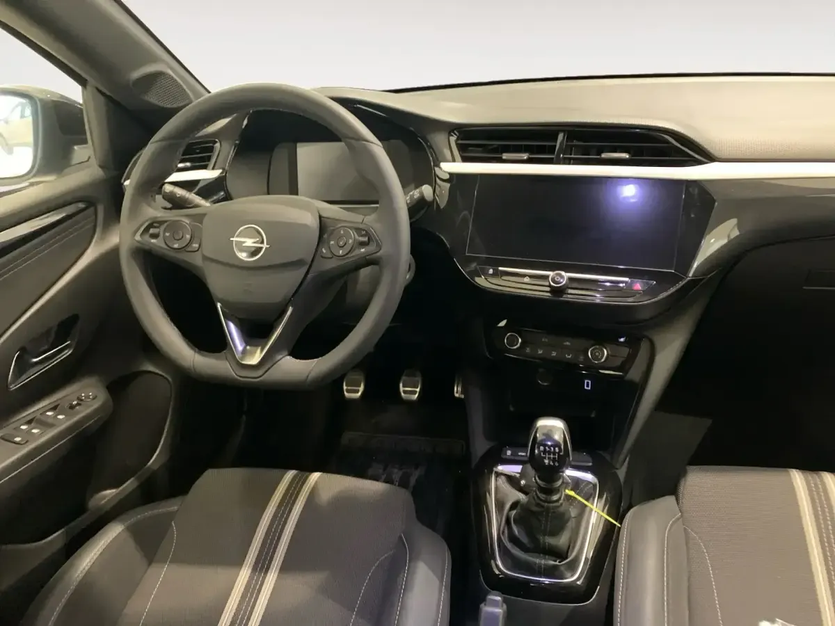 Usado Opel Corsa 100 CV (73 kW) 2023 Gris/plata Utilitario