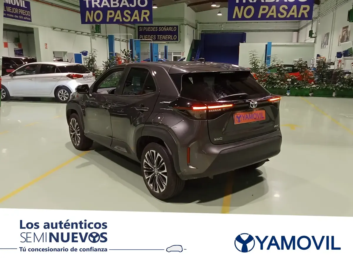 Usado Toyota Yaris Style 116 CV (85 kW) 2021 Gris Utilitario