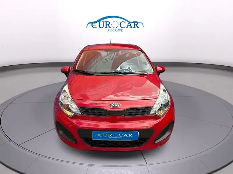Usado Kia Rio 85 HP (62 kW) 2014 Vermelho Sedan