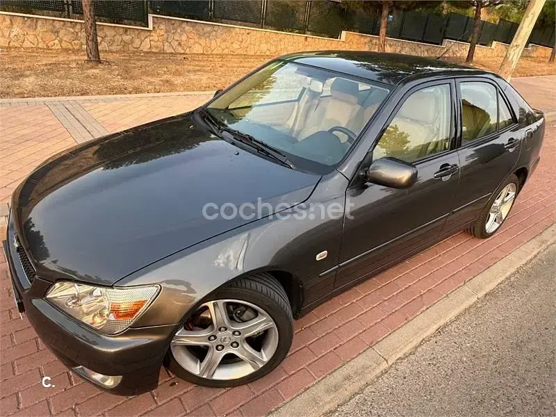 Usado Lexus IS200 155 CV (114 kW) 2003 Negro Berlina